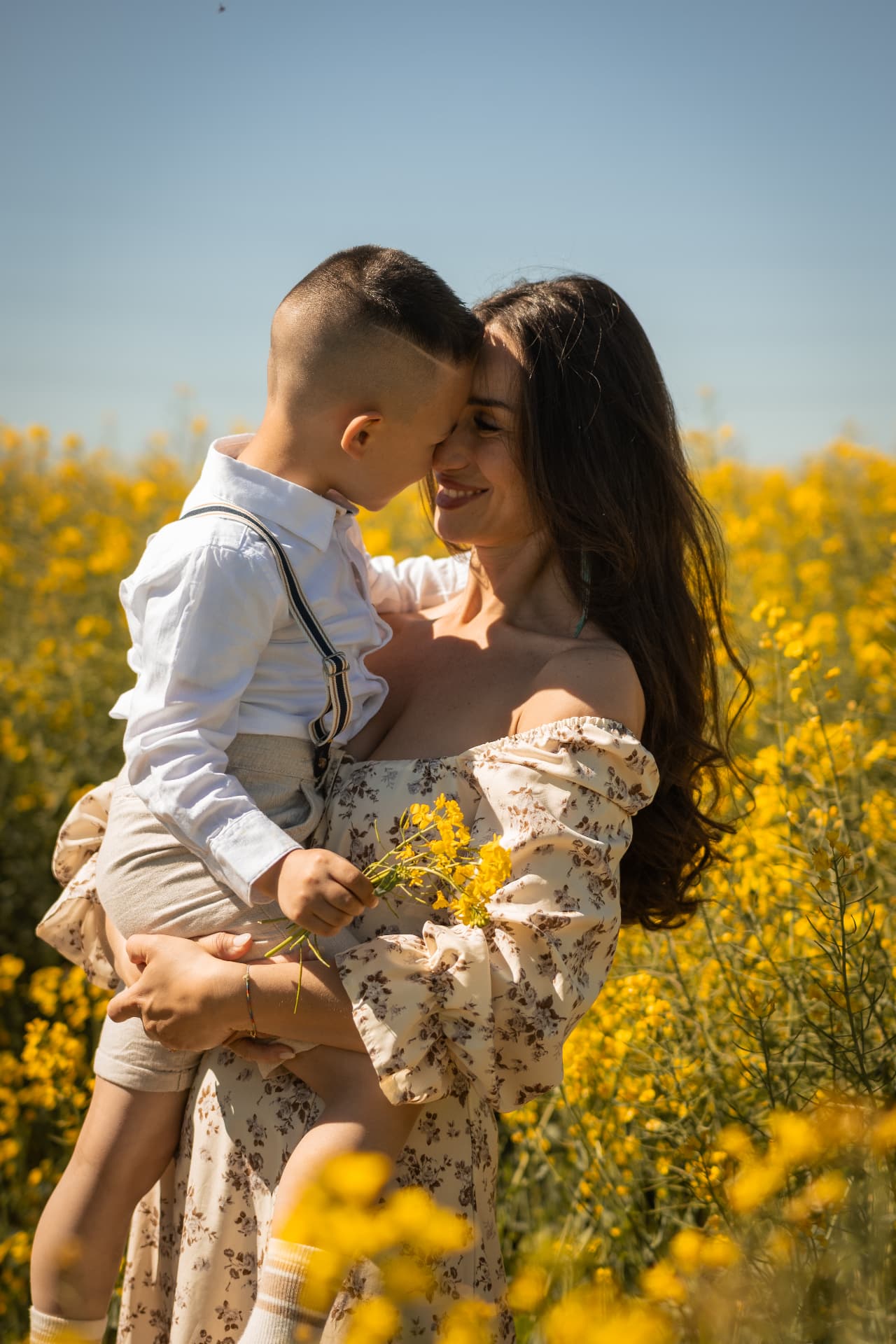 Une maman et son fils dans le champ de fleurs