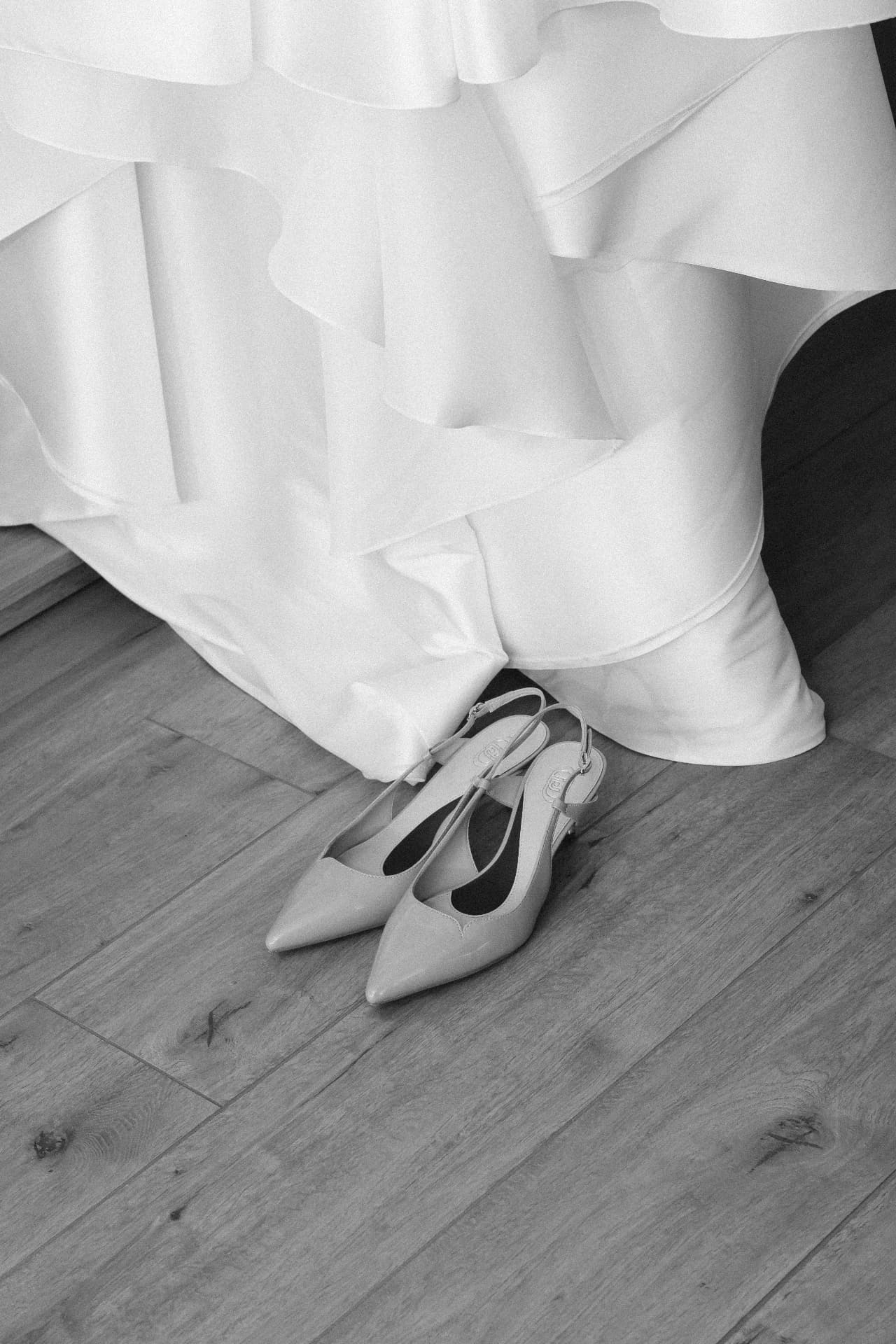 Chaussures de la mariée au pied de la robe