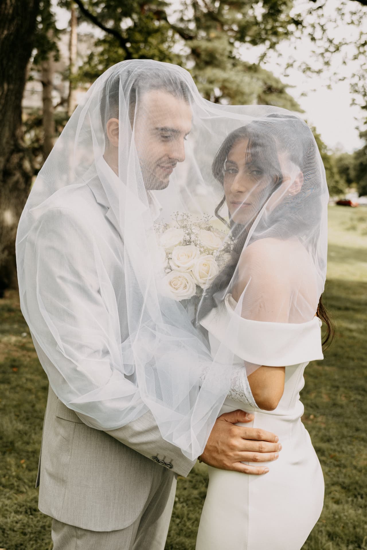 Les mariés sous le voile