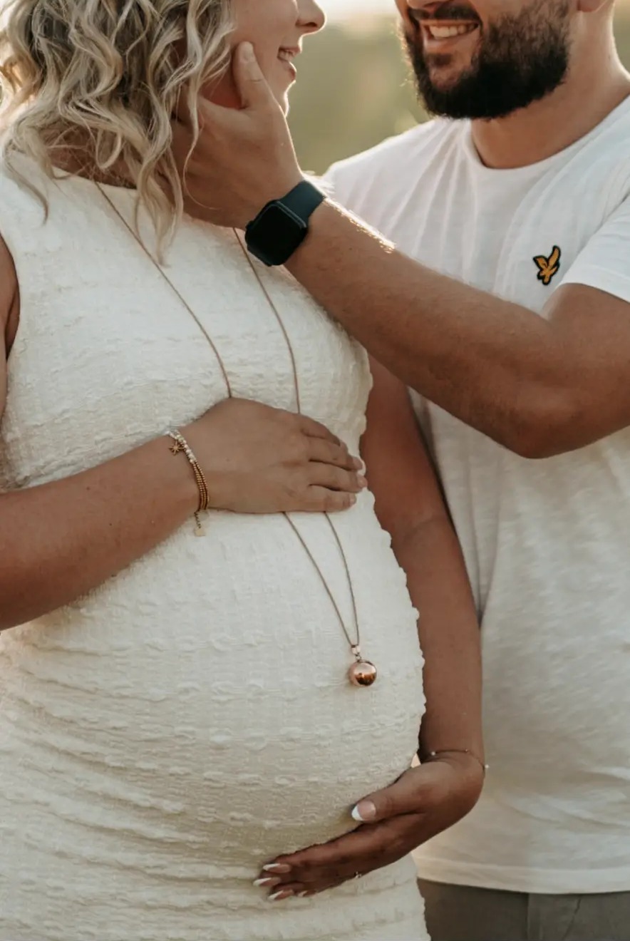 Future maman, les mains sur son ventre