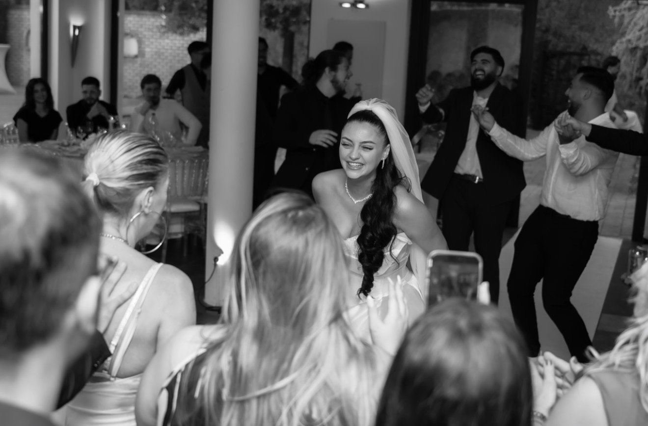 La mariée danse au milieu des invités