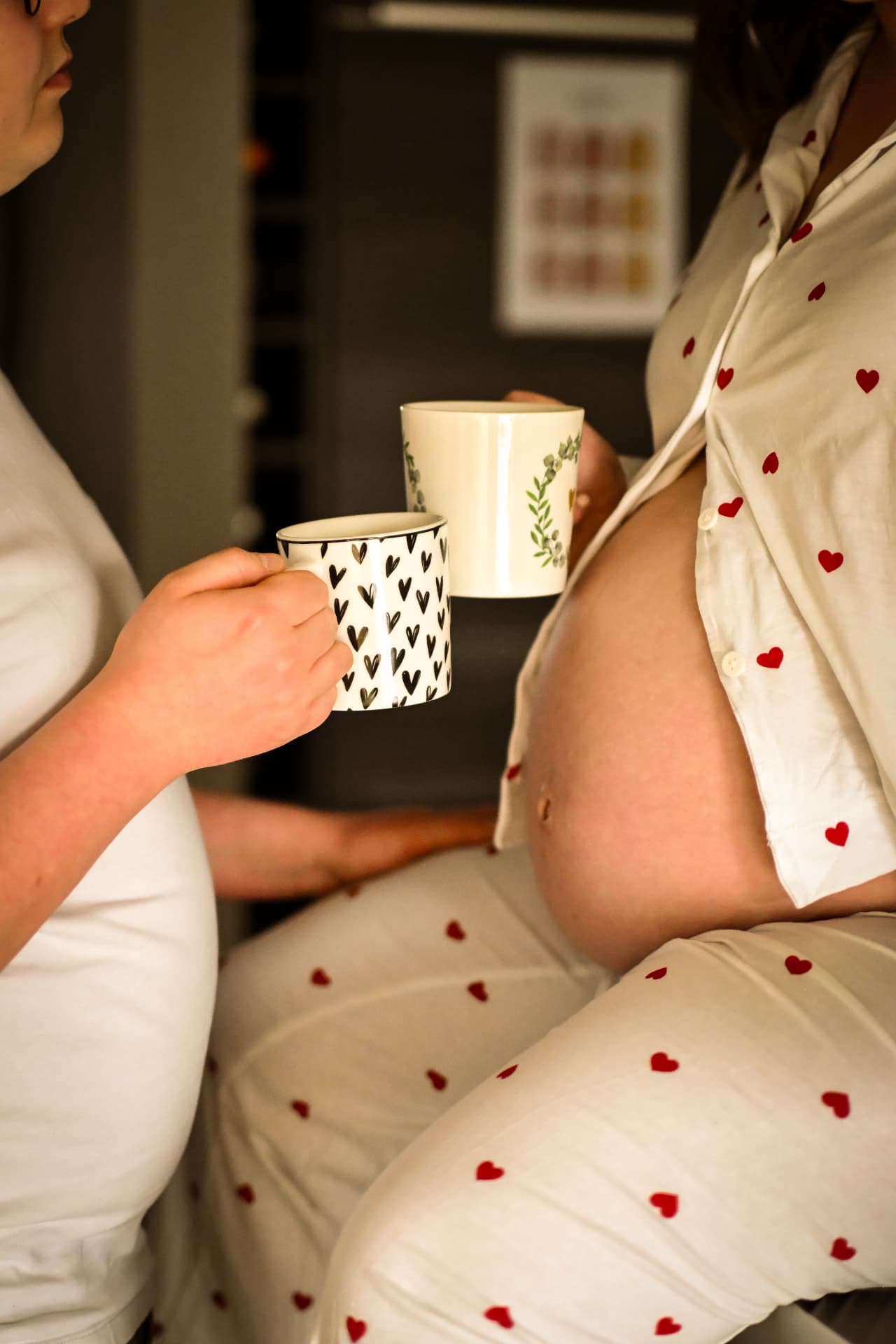 Deux tasses de thé tenues devant le ventre rond d'une future maman