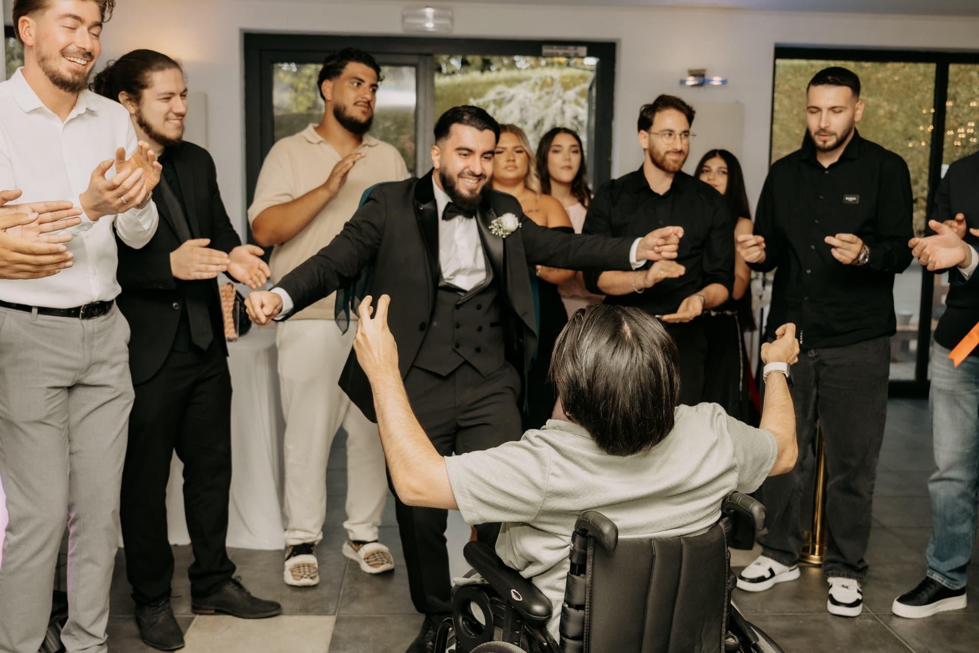 Le marié danse avec ses amis