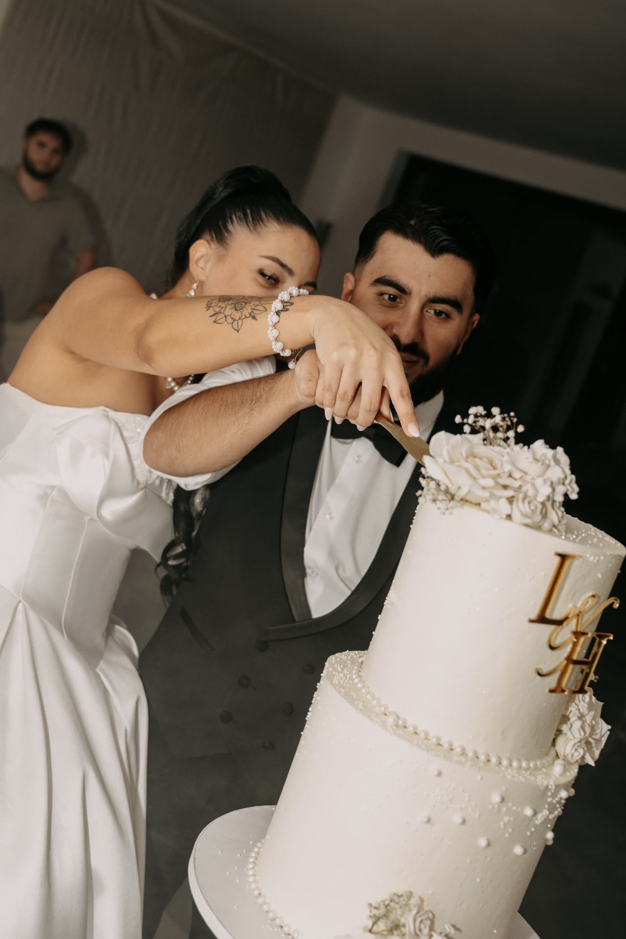 Les mariés coupent le gâteau