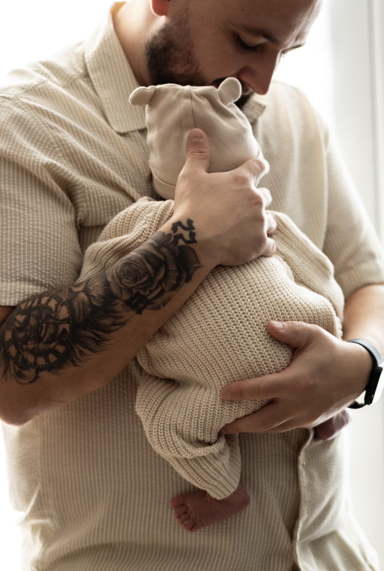 Papa serrant son bébé contre lui