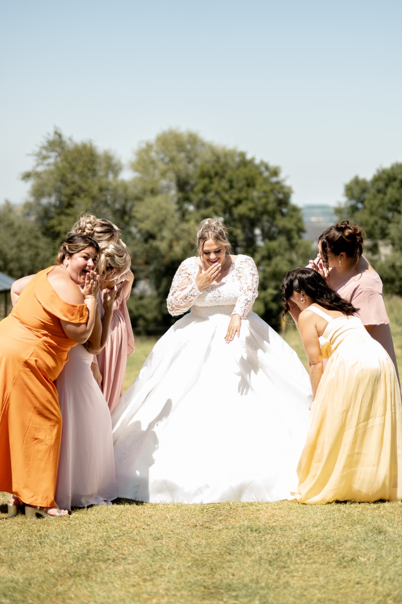 La mariée entourée de ses amies